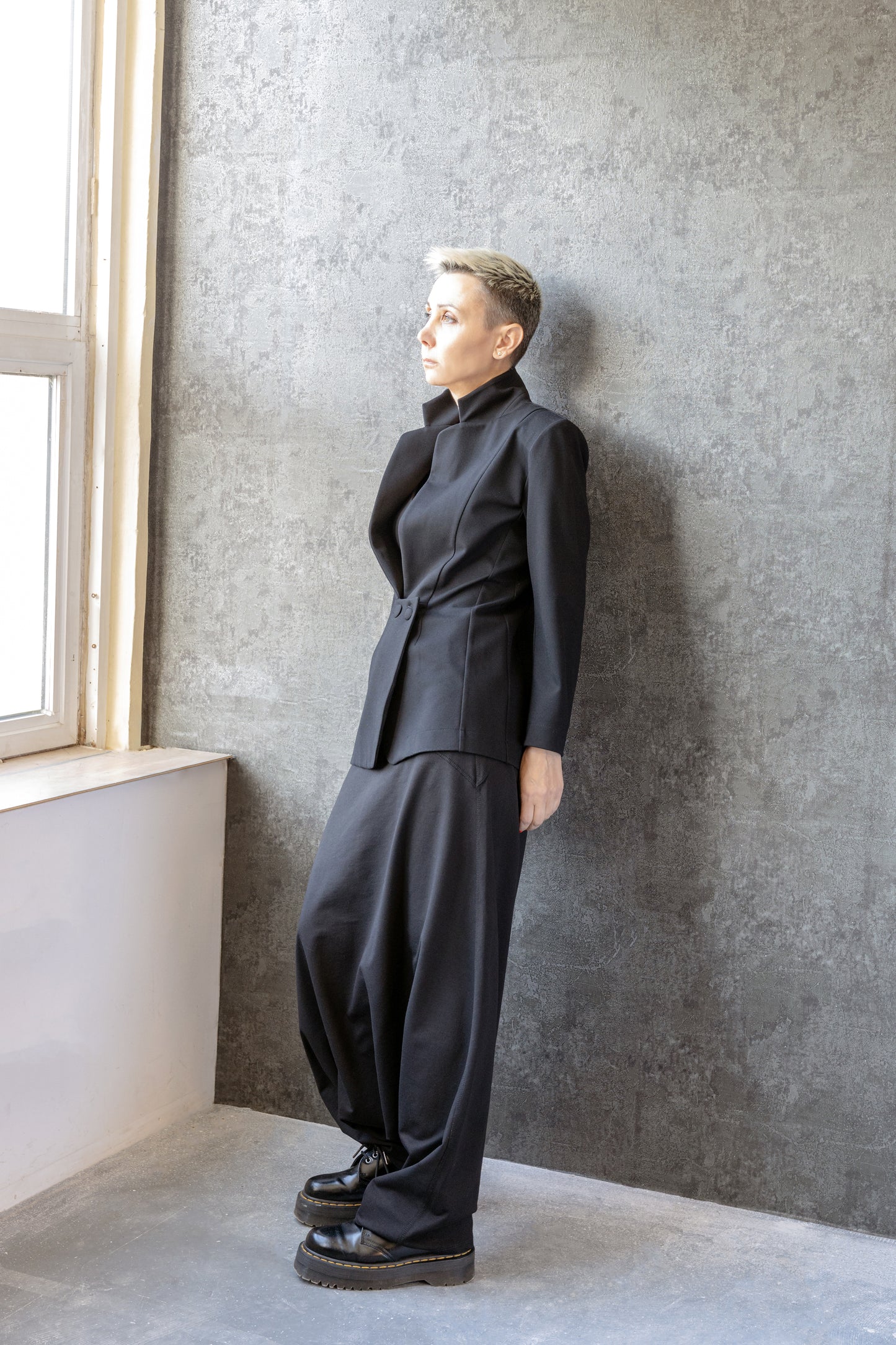 Tailored Lightweight Jacket with Asymmetric Button Closure – Minimalist Design by Jana Coshe