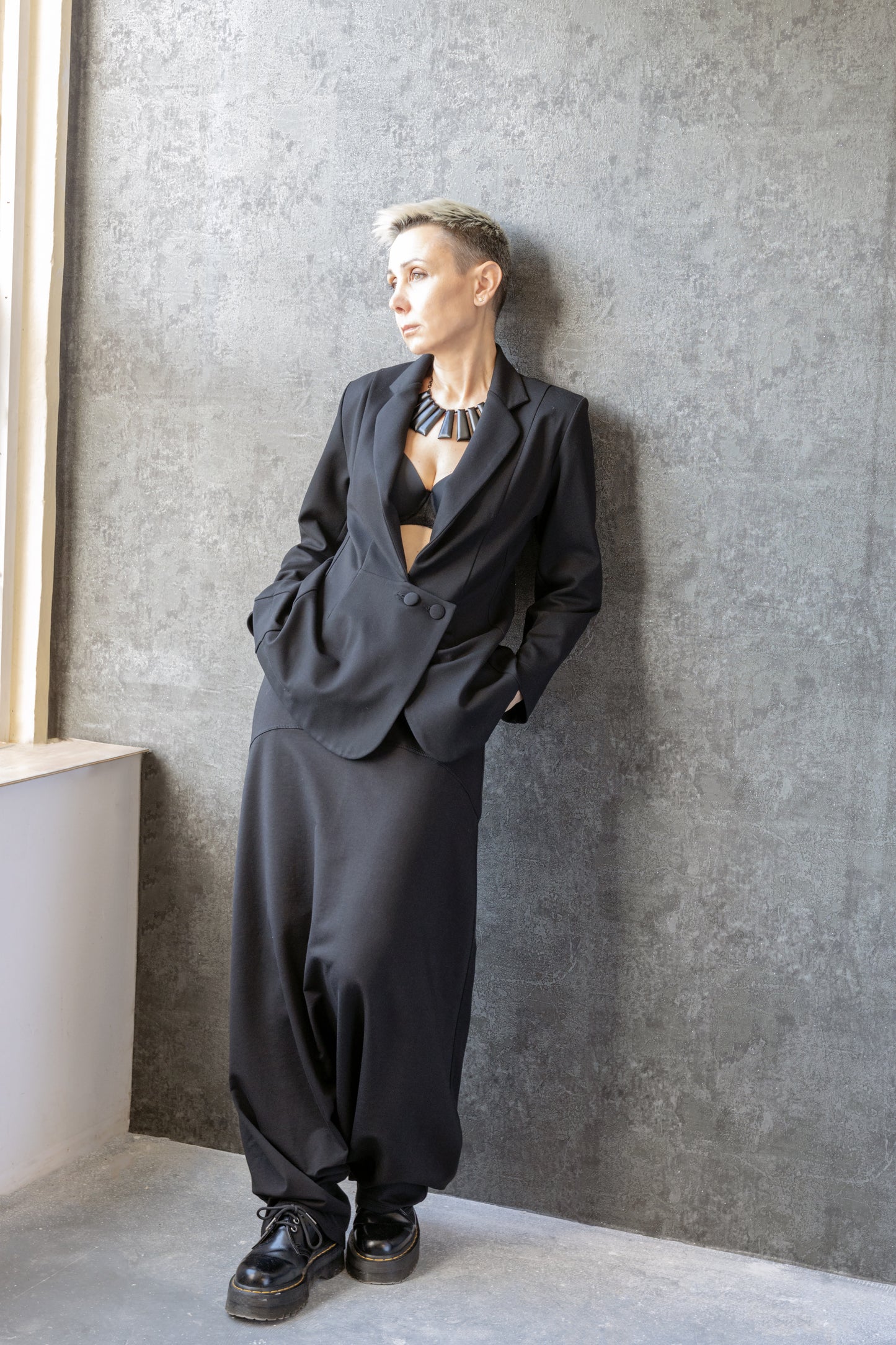 Woman wearing black lightweight jacket with relaxed trousers – Full styling – Jana Coshe