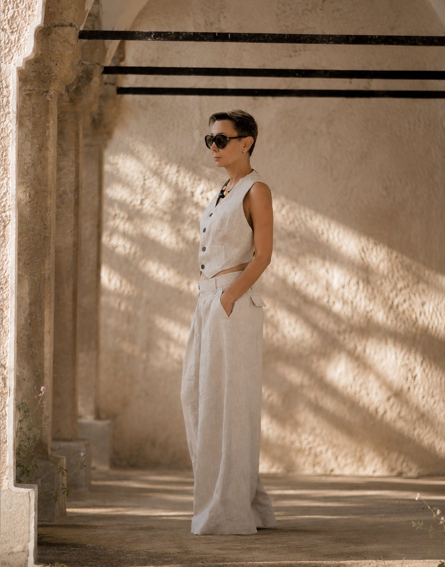 Sleeveless Natural Linen vest with small front pocket and tailored silhouette